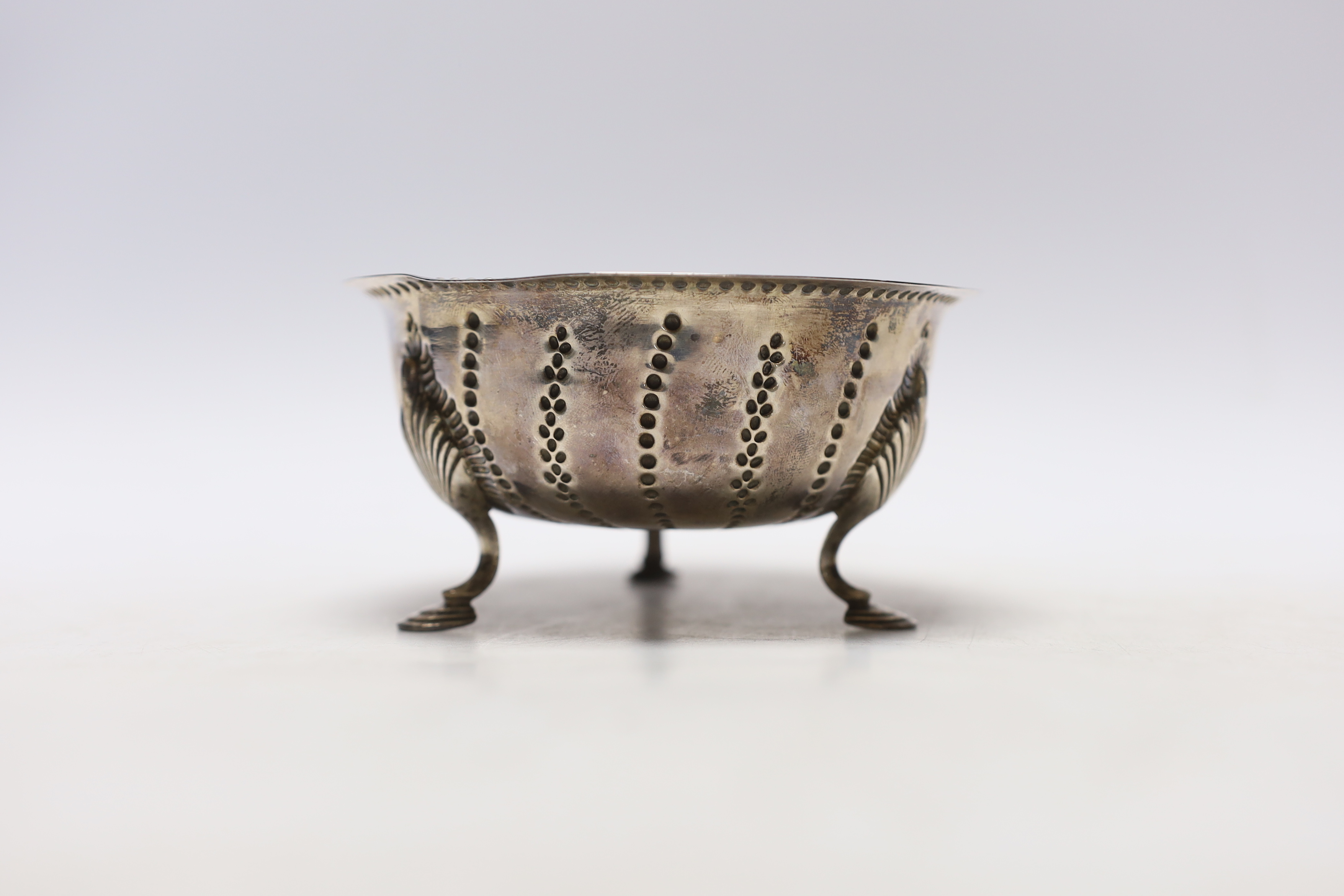 A late Victorian Irish silver sugar bowl, John Smyth, Dublin, 1894, diameter, 12.4cm, 4.5oz.